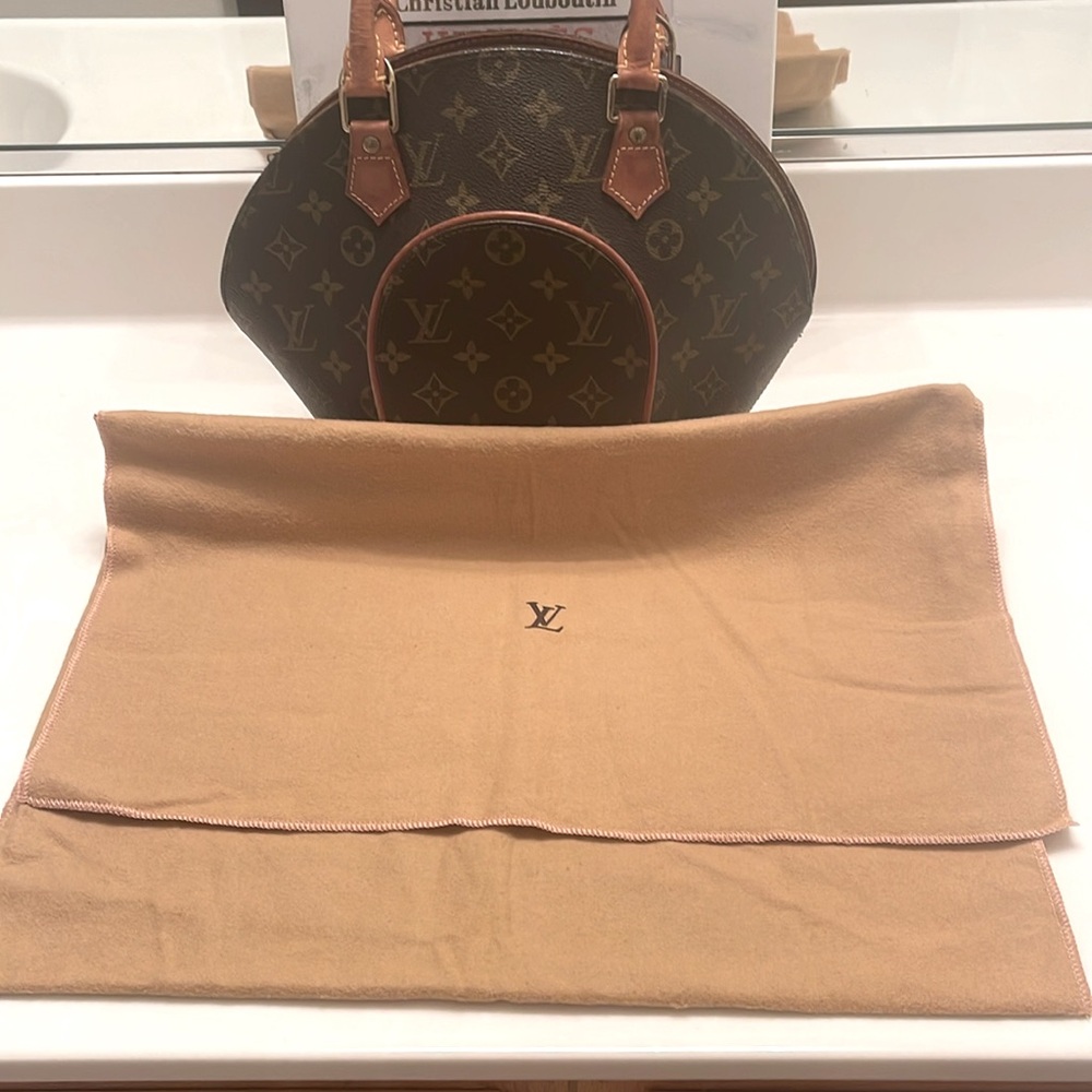 ONE (1Pc) LARGE LV DUSTBAG, 18x13.78 INCHES (with top cover folded)